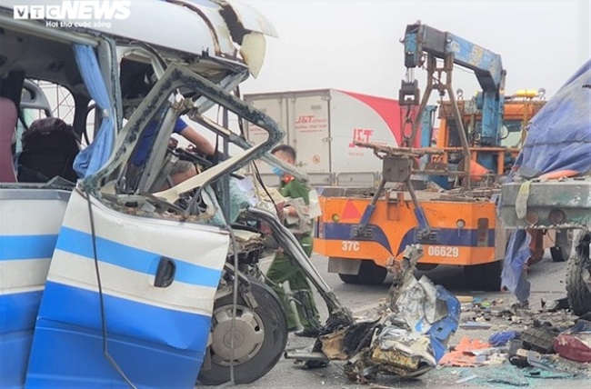 Xe khách đi lễ chùa đâm vào đuôi xe tải: Thêm 1 người tử vong