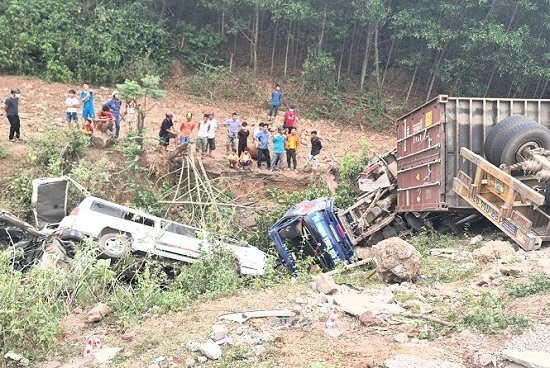 Container đâm liên hoàn khi đổ đèo, nhiều phương tiện rơi xuống vực