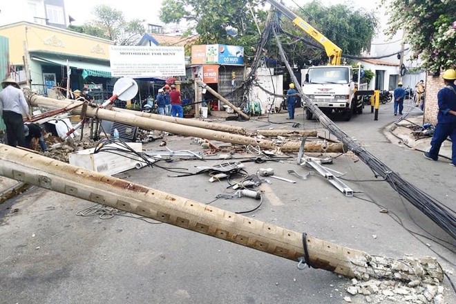 TP.HCM: Xe 7 chỗ tông đổ 5 cột điện, hơn 100 hộ dân mất điện