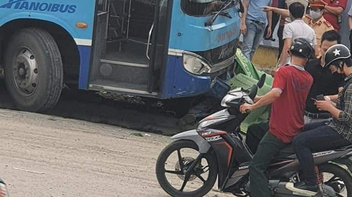 Hà Nội: Xe buýt lao lên vỉa hè đâm chết người đi bộ trước cổng khu đô thị Ciputra