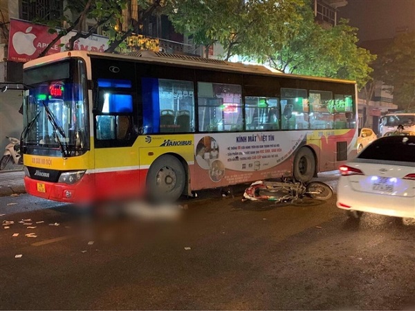 Hà Nội: Xe máy va chạm với xe buýt, nam thanh niên tử vong
