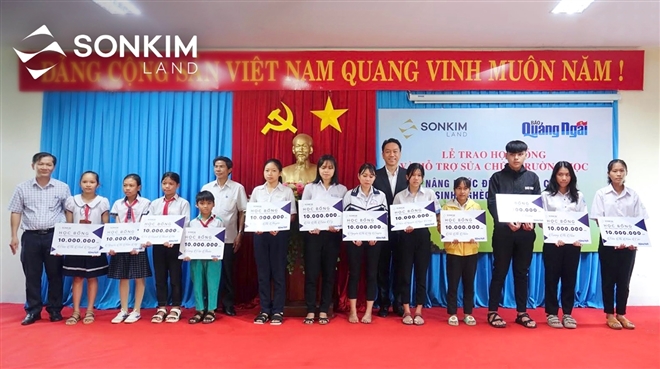 Sonkim Land tiếp tục nỗ lực nâng bước đến trường cho học sinh nghèo tỉnh Quảng Ngãi