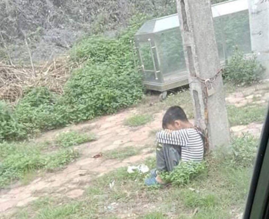Lạng Sơn: Phát hiện bé trai 10 tuổi bị xích cổ vào cột điện bêu ven đường