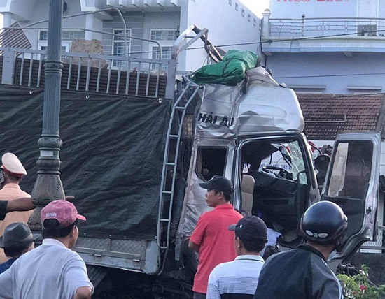 Xe tải đâm liên hoàn 5 xe khi đang dừng đèn đỏ ở Phú Yên