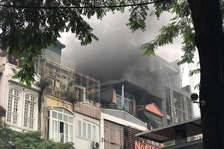 Cháy nhà hàng Nét Huế ở Hà Nội, khói đen cao hàng chục mét