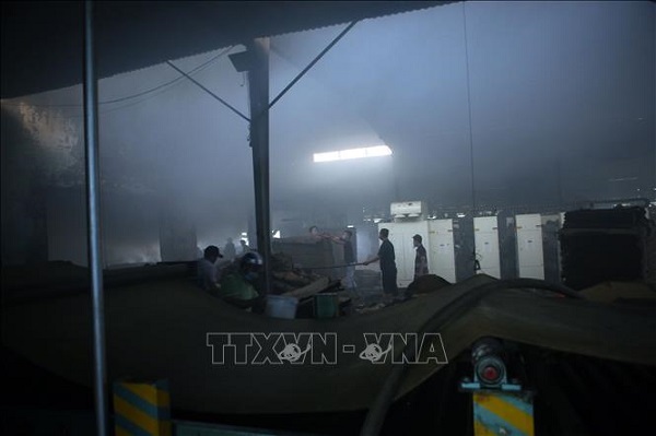 Đà Nẵng: Công ty sản xuất bao bì bốc cháy dữ dội