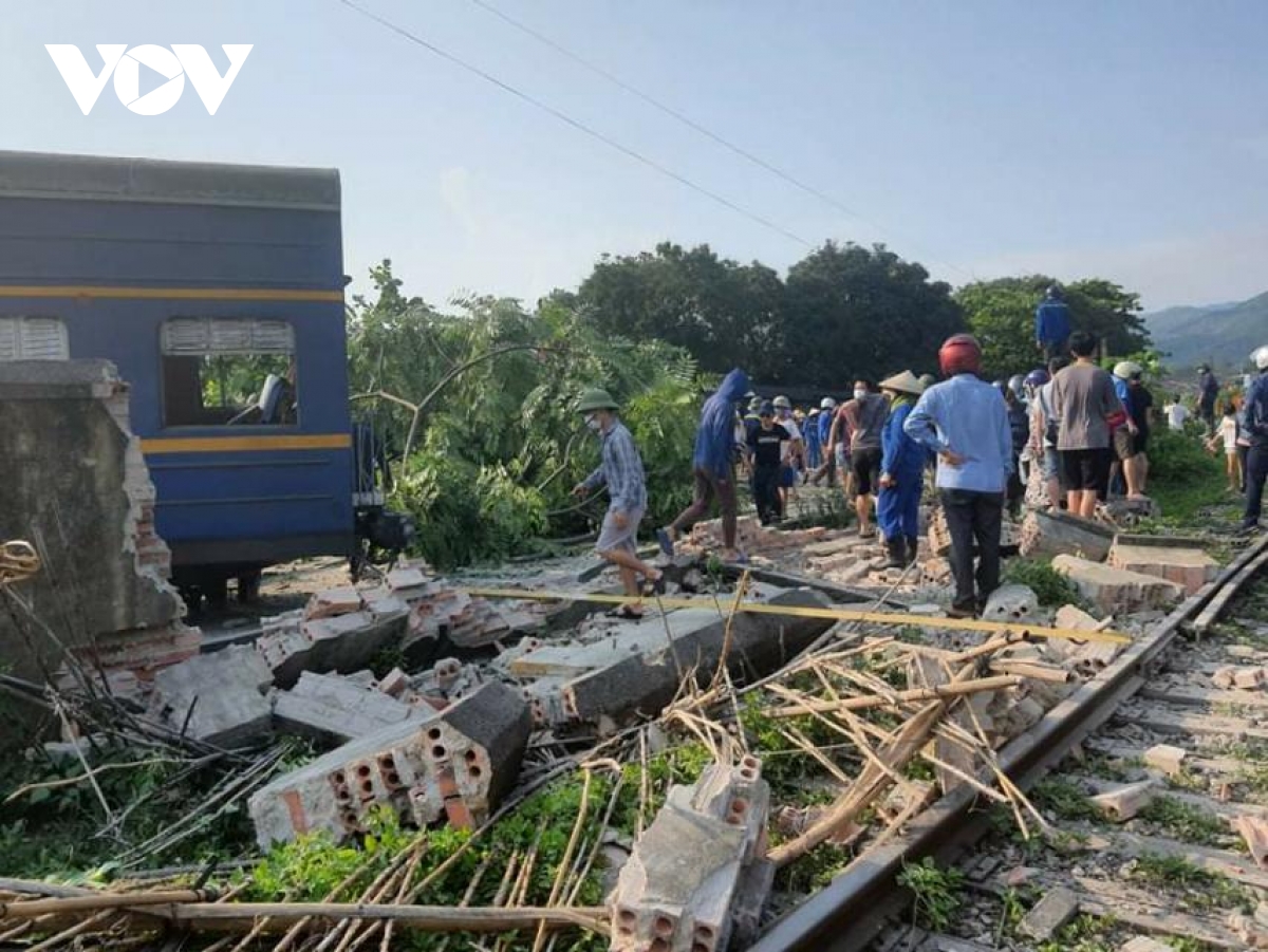 Quảng Ninh: 6 toa tàu bị đứt trôi ngược trên đường ray, 1 học sinh bị thương