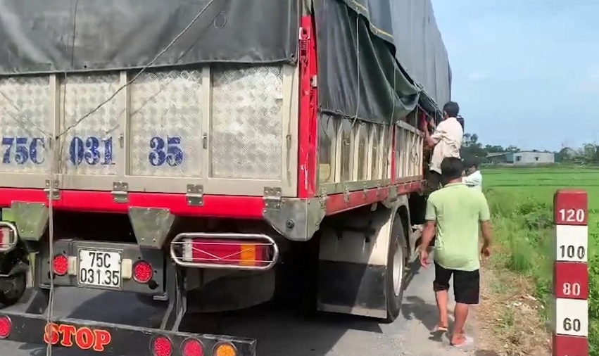 Phát hiện xe tải chở 8 người ẩn nấp trong thùng để trốn khai báo y tế