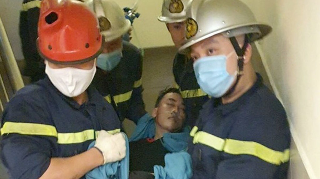 Giải cứu nam thanh niên bị mắc kẹt đầu trong thang máy chuyển đồ ăn