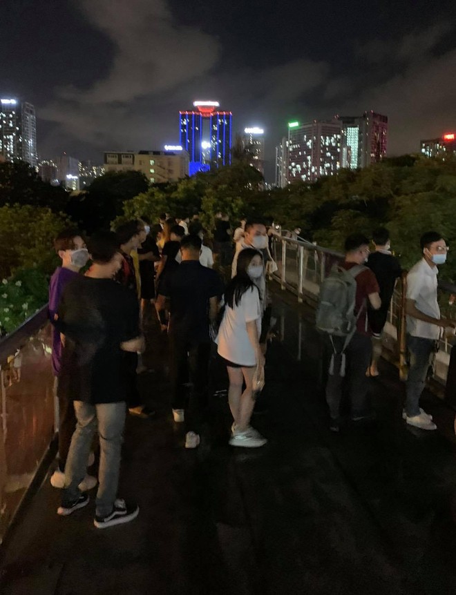 Xử phạt nhóm thanh niên tụ tập hóng mát, trò chuyện trên cầu vượt ở Hà Nội