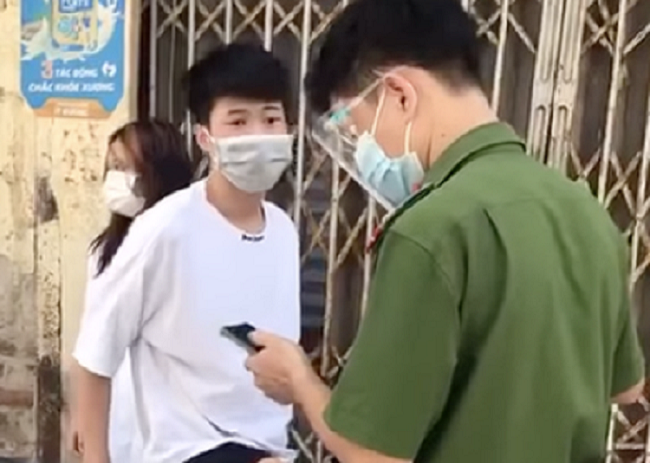 Xử phạt thiếu niên chửi bới, xúc phạm công an khi bị kiểm tra giấy tờ ở Hà Nội