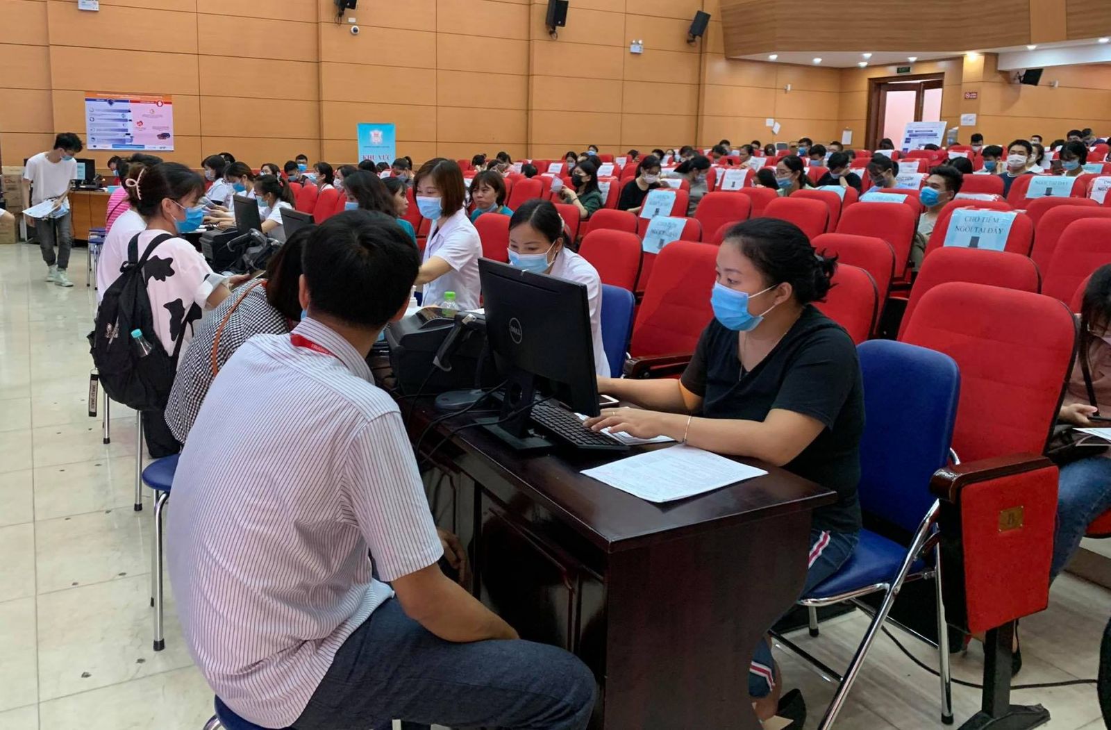 Thêm 494.400 liều vaccine AstraZeneca về Việt Nam