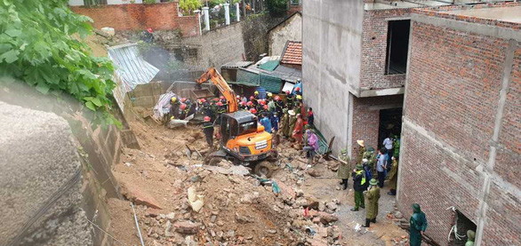 Quảng Ninh: Lở đất kinh hoàng ở Hạ Long, 4 công nhân bị vùi lấp