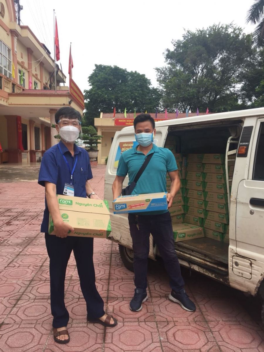 UBND xã Ngọc Hồi tiếp nhận 50 thùng sữa Fami hỗ trợ các gia đình khó khăn