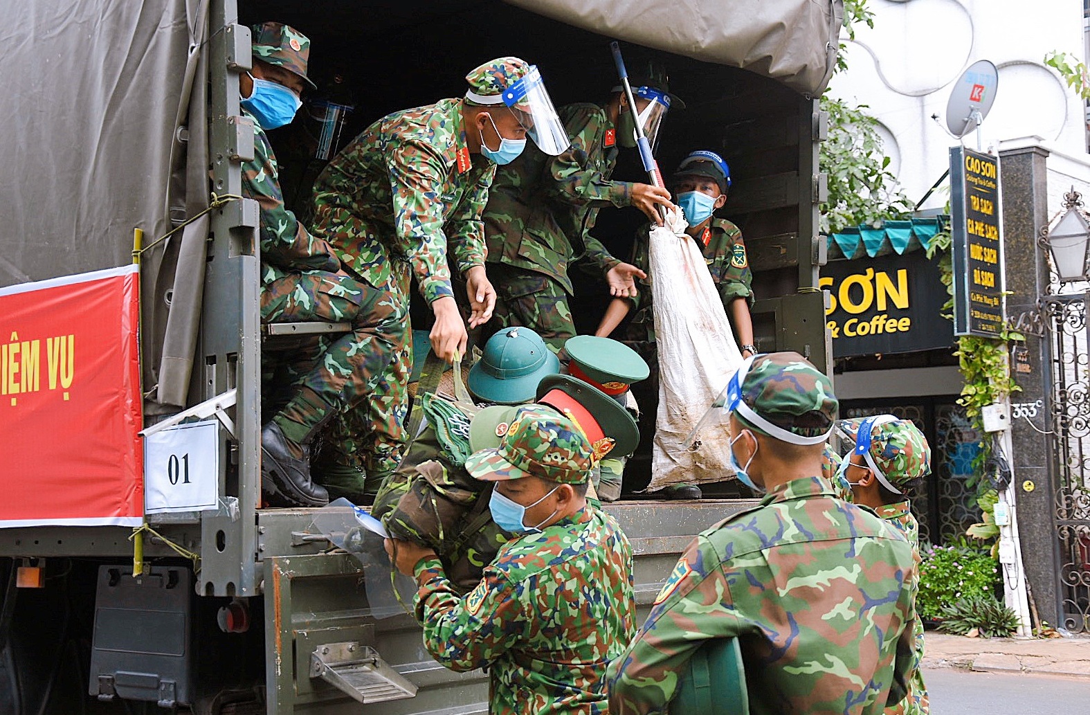 Dấu ấn anh bộ đội Cụ Hồ giúp dân mùa dịch tại TP Hồ Chí Minh