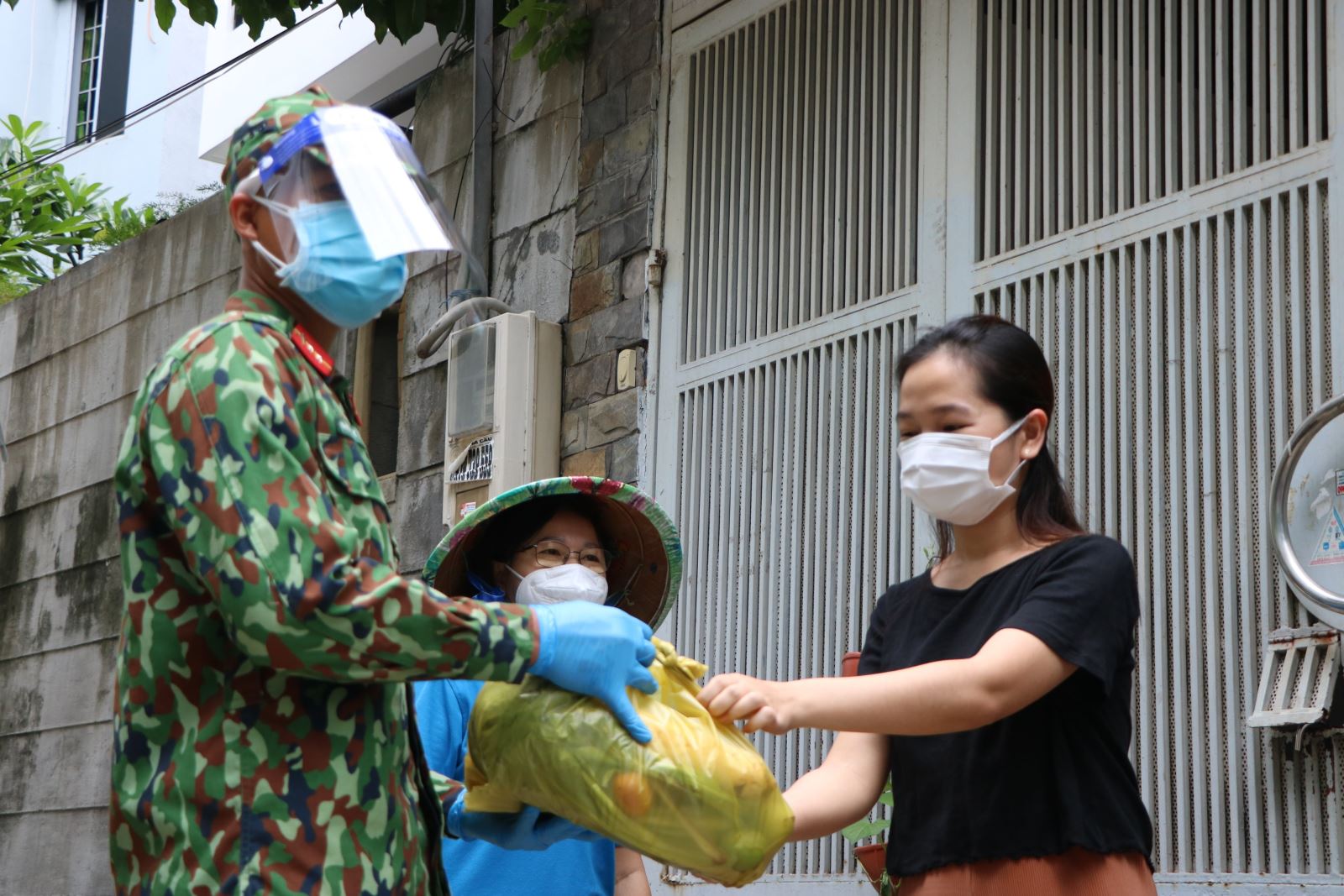Dấu ấn anh bộ đội Cụ Hồ giúp dân mùa dịch tại TP Hồ Chí Minh
