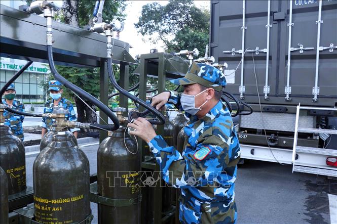 Quân đội triển khai trạm sản xuất oxy lưu động sẵn sàng hỗ trợ TP Hồ Chí Minh