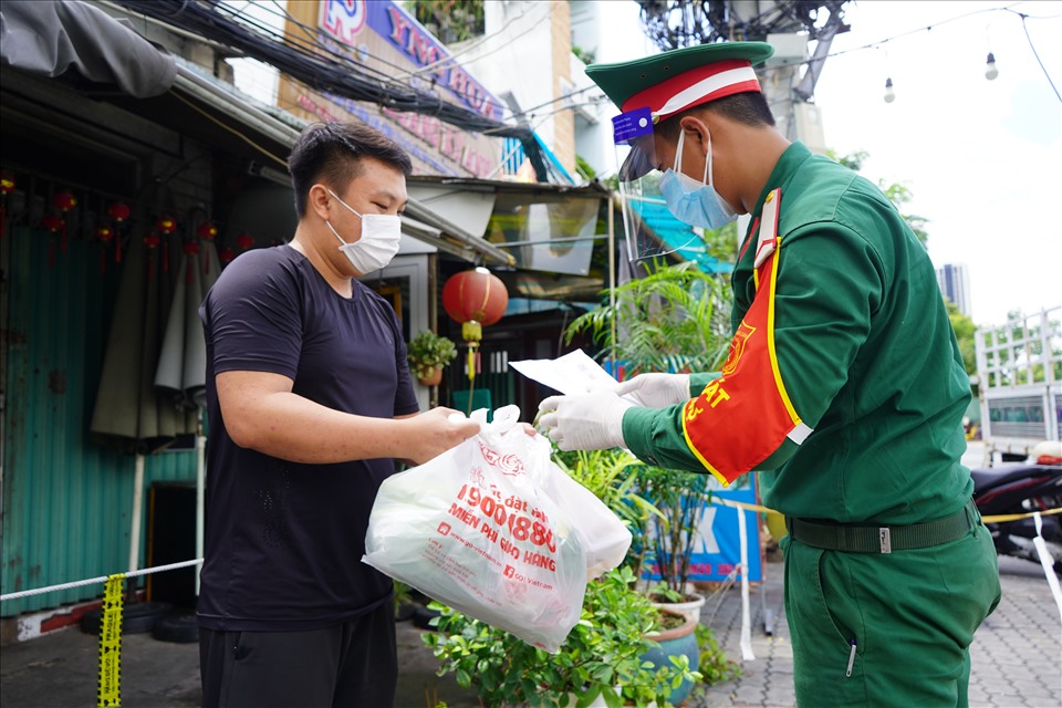 Hình ảnh các chiến sĩ tất bật đi chợ giúp người dân ở TP.HCM