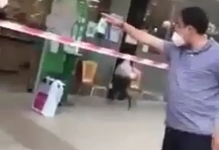 Người đàn ông xưng 'Ban Chỉ đạo quận 7' Xông vào siêu thị gây rối