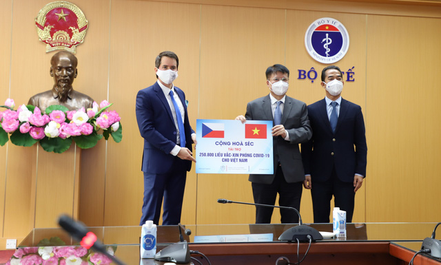 Việt Nam tiếp nhận hơn 250.000 liều vaccine phòng COVID-19 của Cộng hoà Séc tài trợ