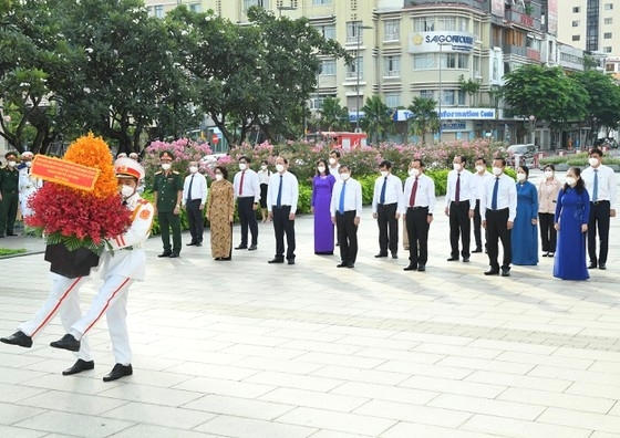 Tết Độc lập nơi tâm dịch