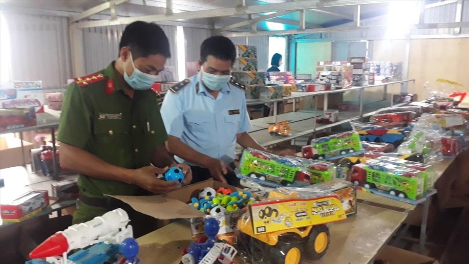 Nam Định: Đột kích kho đồ chơi Trung thu 'khủng' chưa rõ nguồn gốc