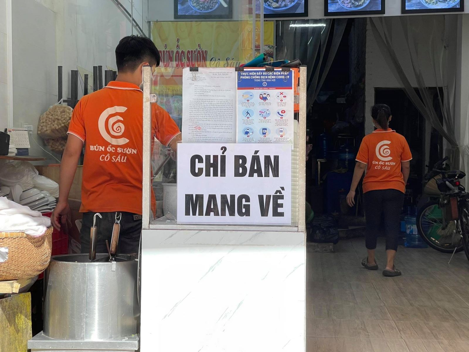 Hà Nội: Cho phép mở một số cơ sở kinh doanh, quán ăn được bán mang về tại các địa bàn an toàn