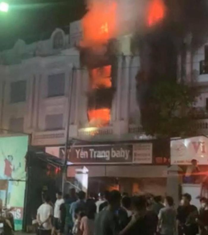 Hà Nội: Cháy lớn tại cửa hàng quần áo ở chợ Ninh Hiệp
