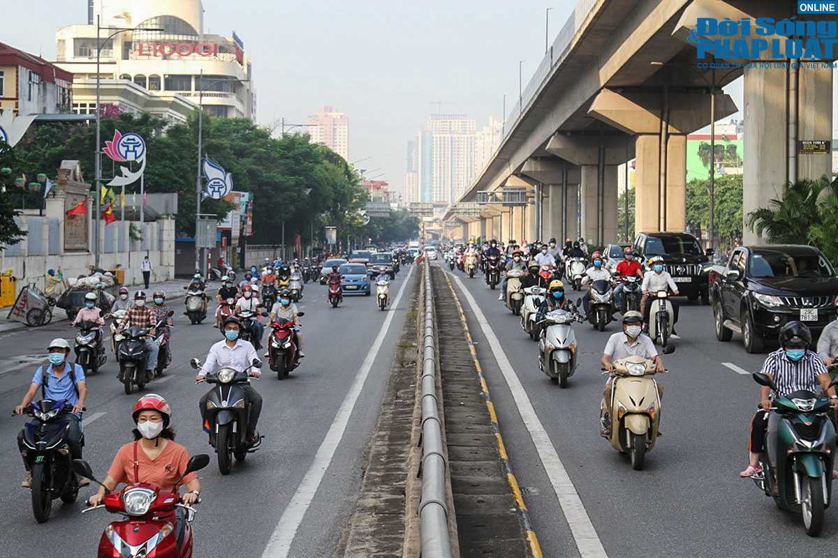 Đường phố Hà Nội đông nghẹt ngày đầu bỏ kiểm soát giấy đi đường