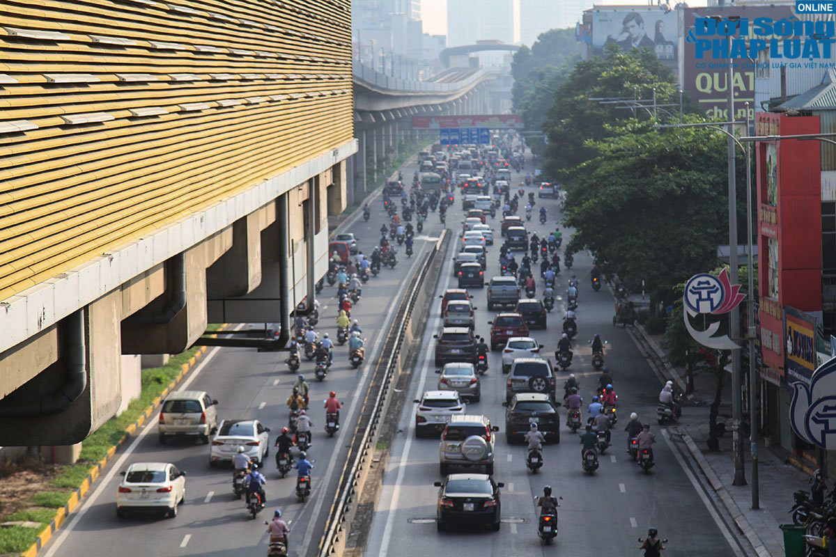 Đường phố Hà Nội đông nghẹt ngày đầu bỏ kiểm soát giấy đi đường