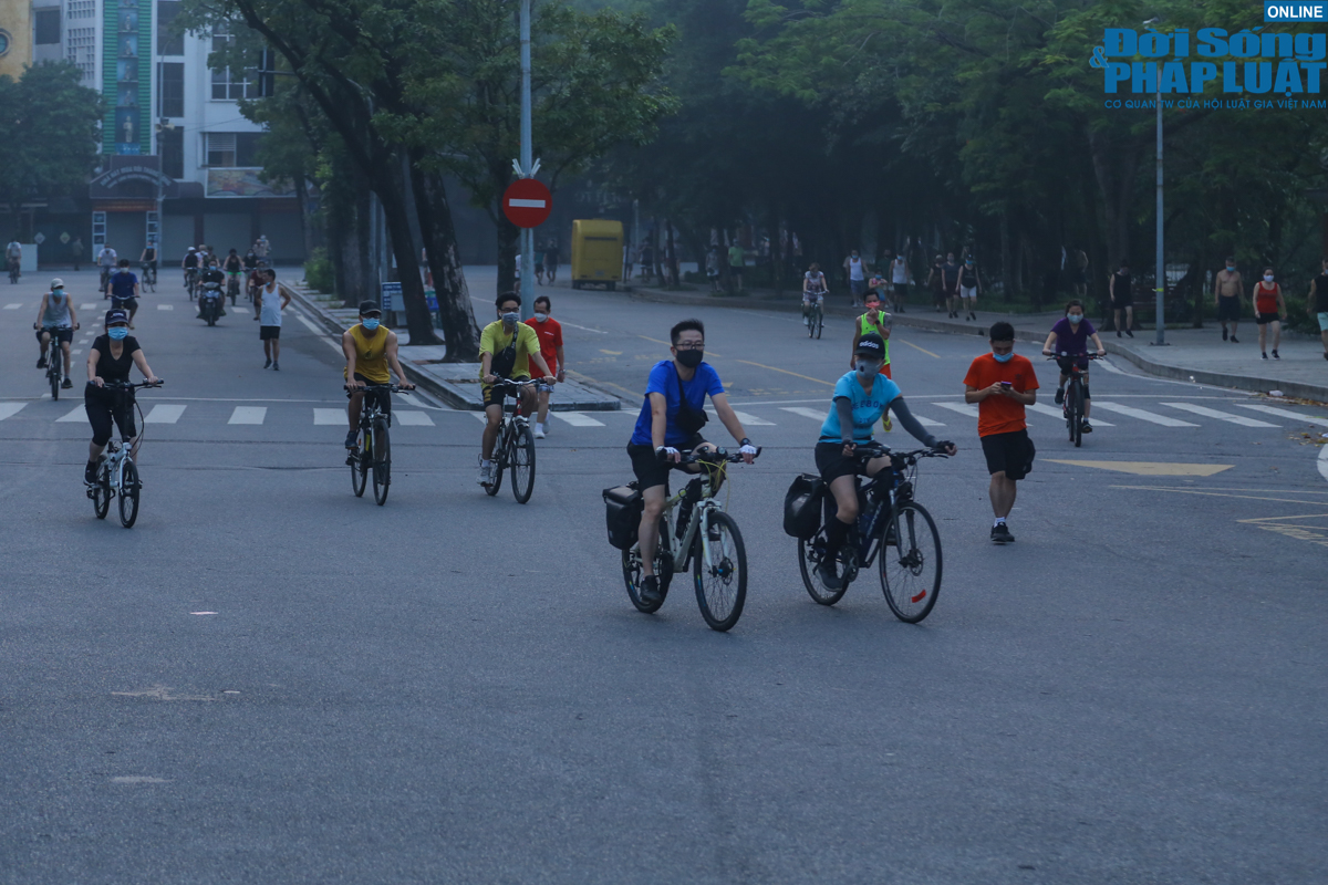 Hà Nội: Người dân hồ hởi đi tập thể dục ngoài trời sau hơn 2 tháng tạm dừng