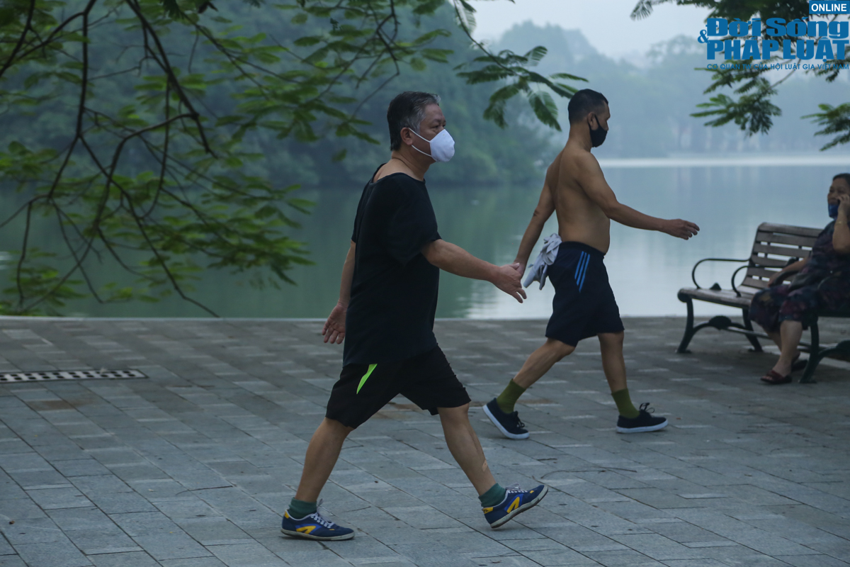 Hà Nội: Người dân hồ hởi đi tập thể dục ngoài trời sau hơn 2 tháng tạm dừng