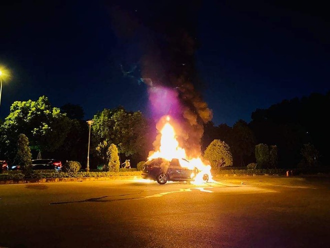 Xe BMW bất ngờ bốc cháy trên đường, 3 người thoát chết