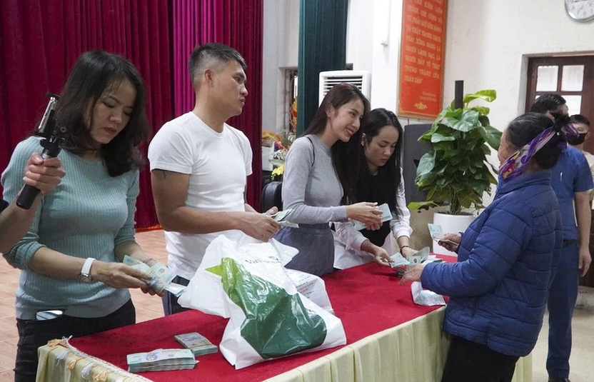 Nghệ An: Người dân được Thủy Tiên hỗ trợ chỉ nhận được tiền, không ký nhận