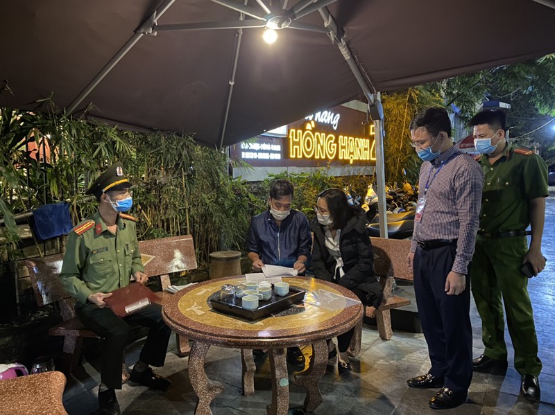 Quảng Ninh: 3 chủ tịch phường bị đình chỉ vì để các cơ sở ăn uống vi phạm phòng dịch