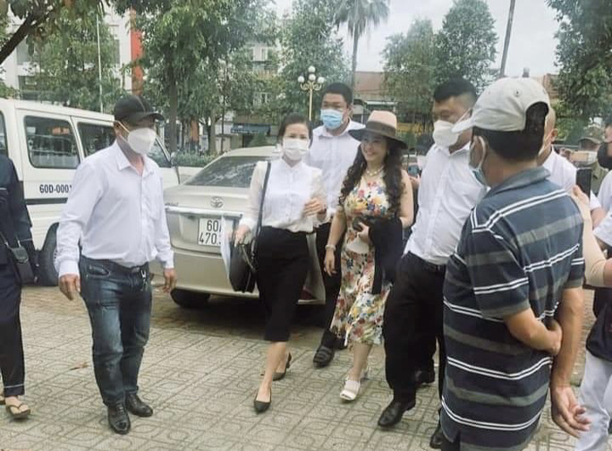 Bà Nguyễn Phương Hằng đến làm việc với Công an TP.Biên Hòa