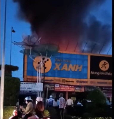 Cần Thơ: Cửa hàng Điện Máy Xanh bốc cháy dữ dội