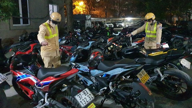 Hà Nội: Vây bắt hàng chục thanh niên điều khiển xe máy rú ga, lạng lách trên đường
