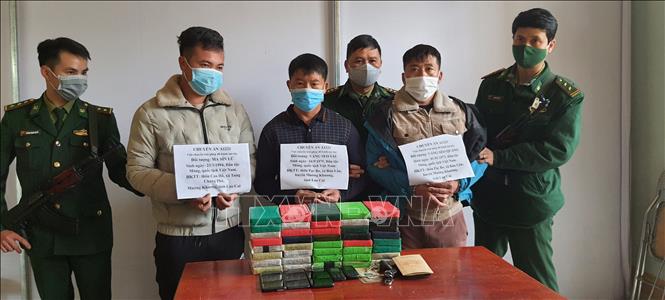 Lào Cai: Bắt 3 đối tượng vận chuyển 40 bánh heroin trong bao tải