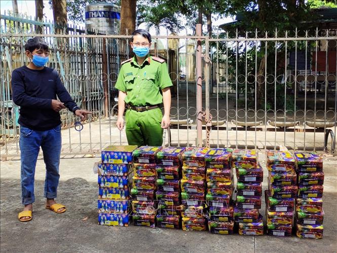 Bình Phước: Phát hiện 104 kg pháo lậu trong bao tải 'giao hàng nhanh'