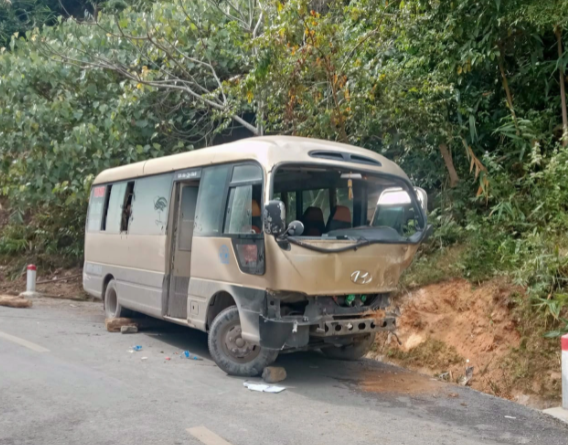 Nghệ An: Xe khách chở lao động về quê nghỉ Tết tông vào vách núi, 3 người bị thương