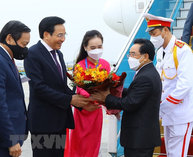 Thủ tướng Lào Phankham Viphavanh bắt đầu thăm chính thức Việt Nam