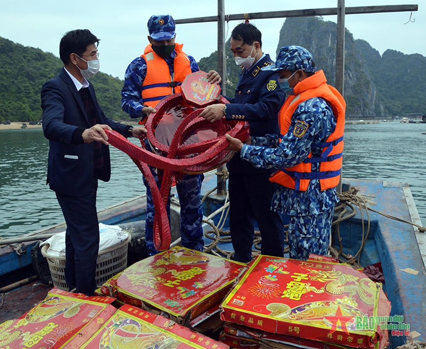 Quảng Ninh: Thu giữ gần 300kg pháo nổ trên vùng biển Vân Đồn