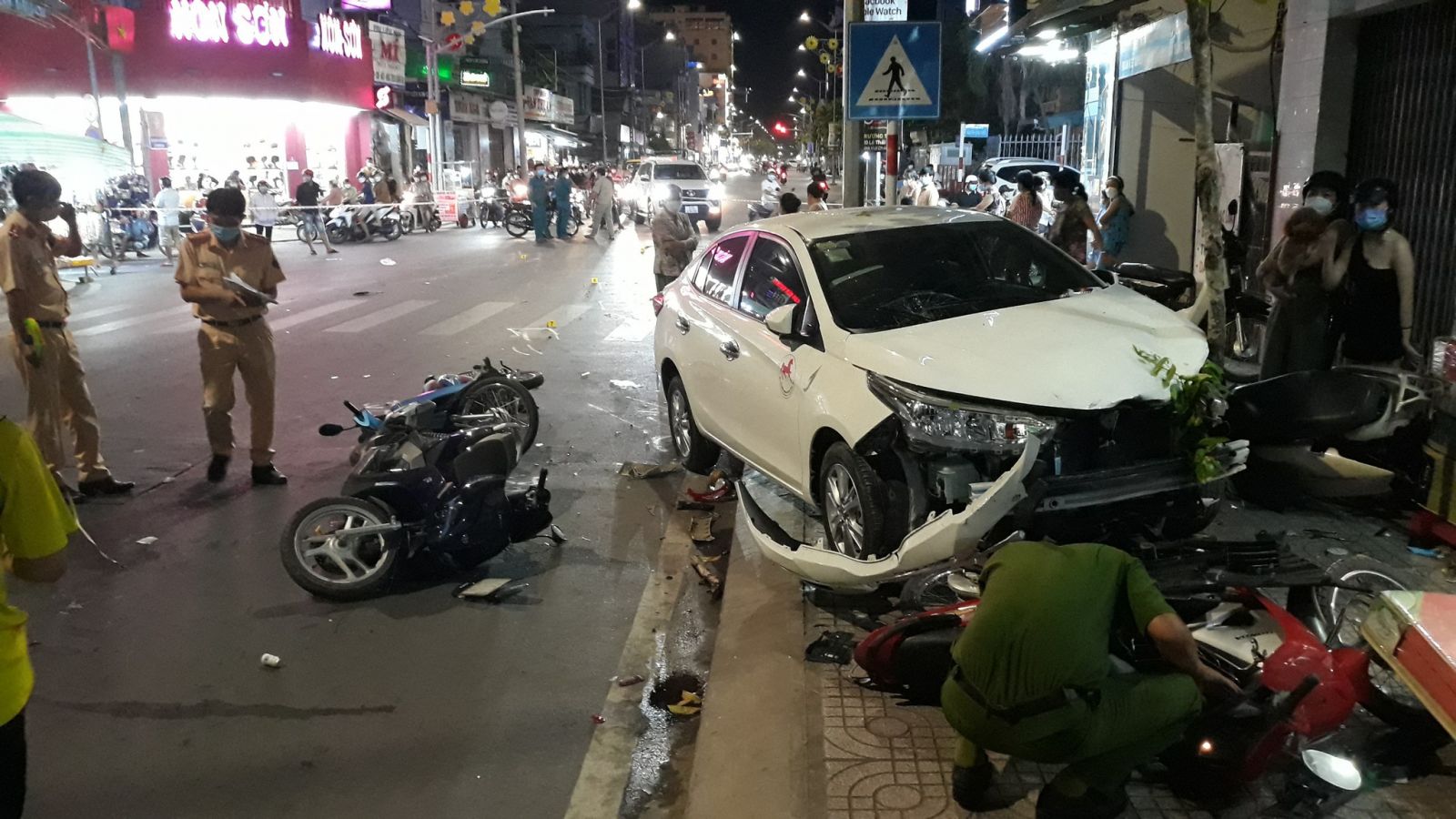 Ô tô tông hàng loạt xe máy trên phố làm 2 người bị thương, tài xế có nồng độ cồn cao