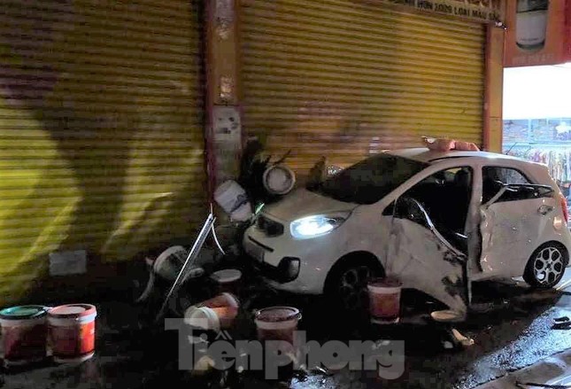 Bình Dương: Ô tô tông liên hoàn 2 xe máy rồi lao vào tiệm sơn làm 3 người bị thương