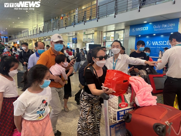Sân bay Tân Sơn Nhất đón lượng lớn hành khách rời TP.HCM về quê ăn Tết