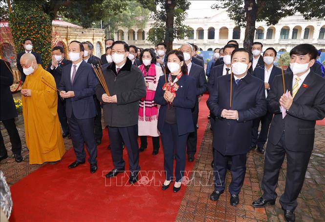 Chủ tịch Quốc hội Vương Đình Huệ dâng hương tại Hoàng thành Thăng Long