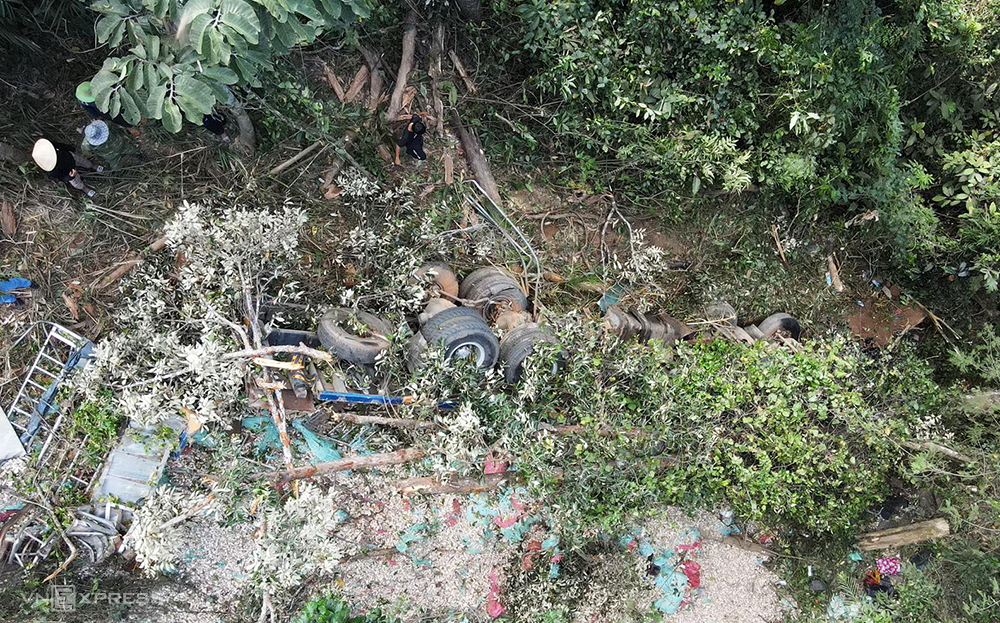 Gia Lai: Xe tải chở sắn lao xuống vực, 6 người tử vong