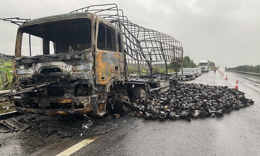 Xe tải bất ngờ bốc cháy dữ dội trên cao tốc Nội Bài – Lào Cai
