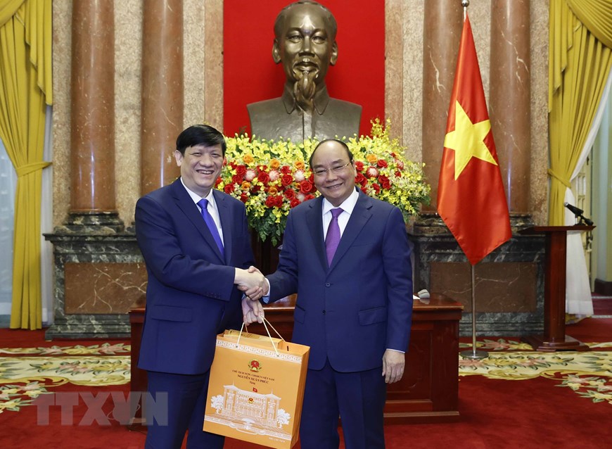 Chủ tịch nước Nguyễn Xuân Phúc: Tiếp tục quan tâm, chăm lo nhiều hơn nữa đến đội ngũ y bác sĩ, cán bộ y tế